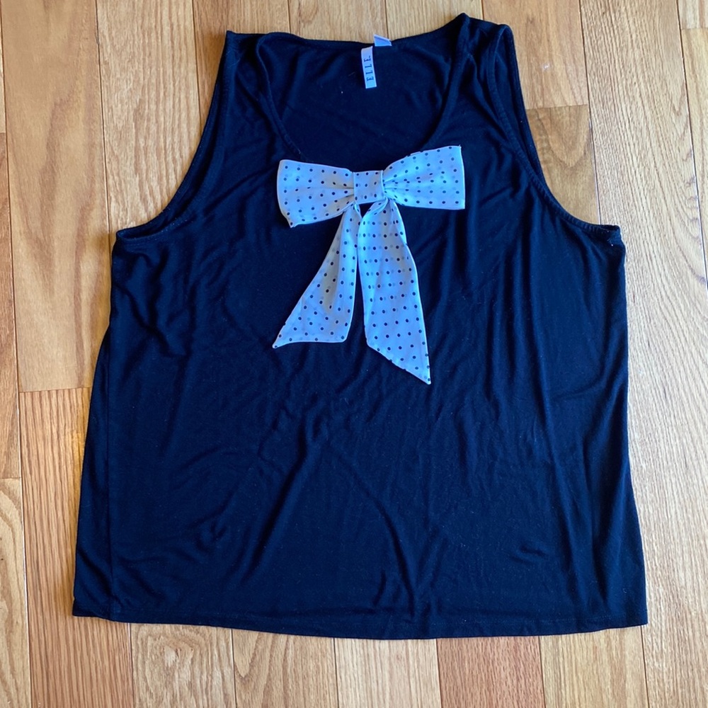 Black tank with polka dot bow 🖤
